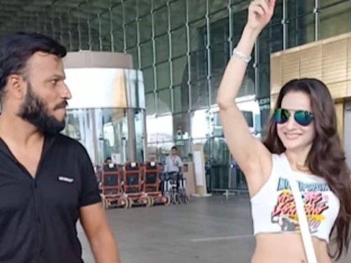 Ameesha Patel Dances To Main Nikla Gaddi Leke With Paparazzo, Fans Say ‘Super Lovely Sakina’ - News18