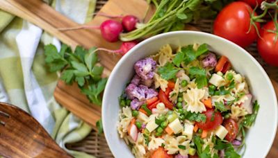 "C'est tout le saladier qui y passe" : la recette de cette salade de pâtes simple et savoureuse