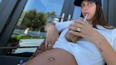 Hailey Bieber posa com barriga de fora após anunciar gravidez com Justin Bieber