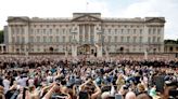 Crowds mourn 'amazing lady' Queen Elizabeth outside royal residences