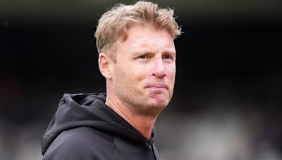 Freddie Flintoff helps England cricket team with warm-up at the Oval