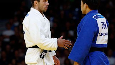 Após perder luta, judoca japonês não cumprimenta rival espanhol e se recusa a deixar tatame