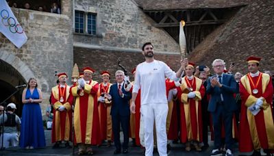 Sobresaltos políticos en Francia ensombrecen el relevo de la llama olímpica