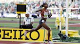 Faith Kipyegon vuela en los 1.500 con récord del mundo