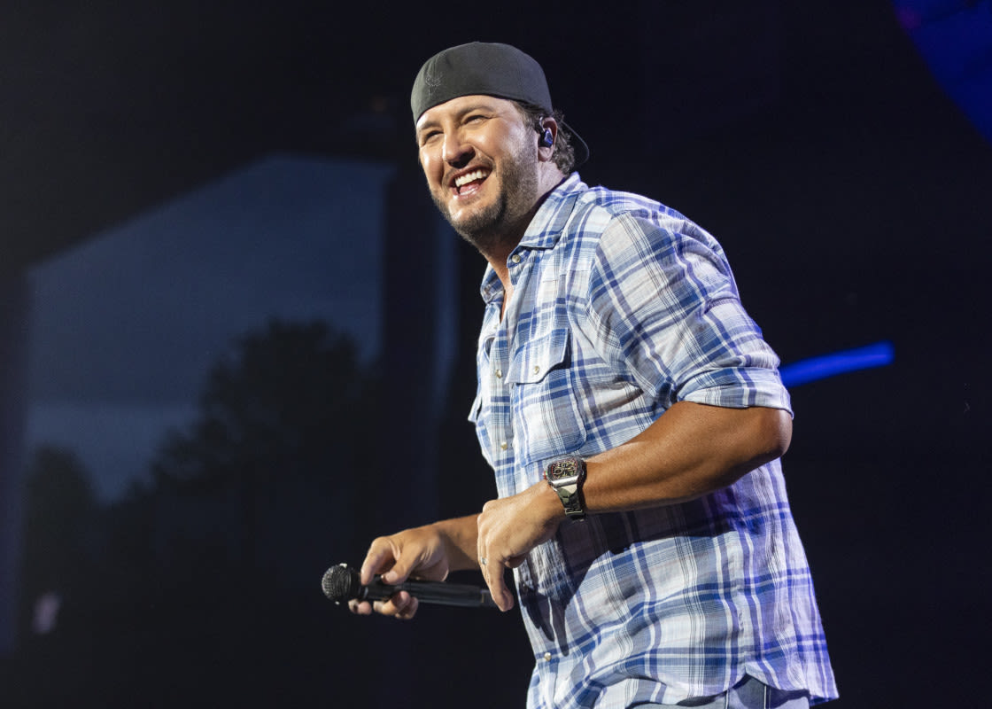 Fans Say Luke Bryan Could’ve Been a ‘Great Girl Dad’ After Watching Him Dance With Young Concertgoer