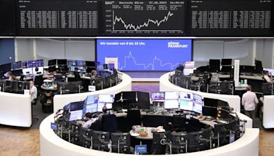 European shares post quarterly loss as markets await French elections