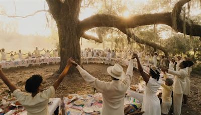 La película que aspiraba a Oscars y a rendir homenaje a un clásico acaba de llegar a HBO Max. Un melodrama épico rebosante de música