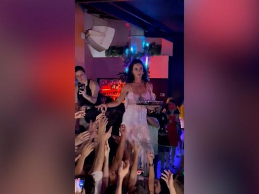 Katy Perry aparece por sorpresa, bailando 'La Macarena' y repartiendo chupitos en una discoteca de Barcelona