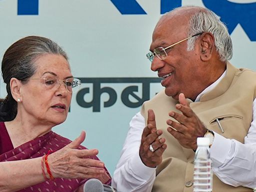 Mallikarjun Kharge Highlights Sonia Gandhi's Editorial On PM Modi