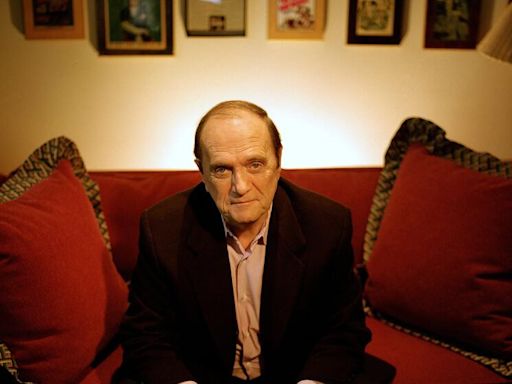 Bob Newhart, deadpan comedian who became a sitcom and movie star, dies at 94