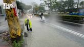 颮線系統近！南台灣雷雨交加 台南「閃電擊中電桿」瞬間曝