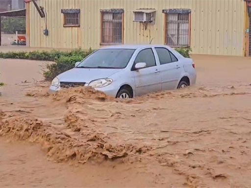 雨彈狂炸北海岸! 金山.萬里淹水成災 陽金公路成「水路」