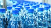 El agua embotellada tiene más microplásticos que el agua de grifo y cómo afecta a nuestra salud: ¿debemos estar preocupados?