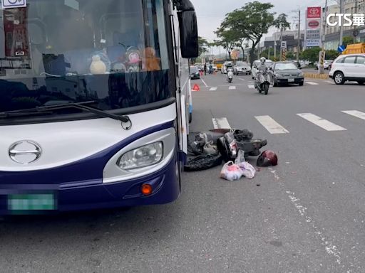 離奇車禍！ 疑聯結車風切夾殺 騎士右偏撞公車