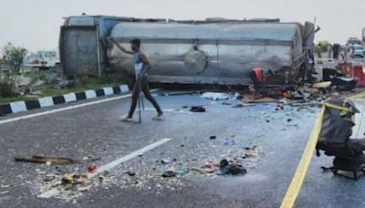 Private bus collides with milk tanker on Agra-Lucknow Expressway; 18 killed