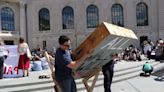 Administrators fail to clearly explain policy behind forced removal of protester-installed bookshelves - Yale Daily News