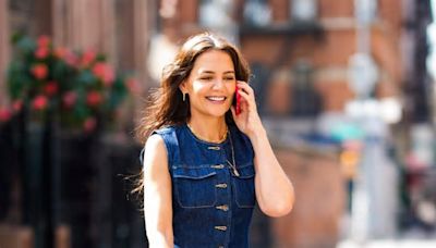 Katie Holmes eleva il look total denim e lo trasforma nel perfetto outfit da ufficio per la primavera