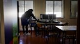 Escolas públicas têm 1,1 alunos por computador com ligação à Internet. Nas privadas, média é de 3,3