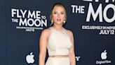 En crop top et jupe rétro, Scarlett Johansson ravive le glamour sur tapis rouge