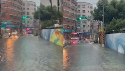 馬路變小河？午後雷雨狂炸 新北中和「淹水畫面曝光」網驚呆：好誇張