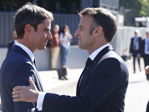 El gobierno de Macron entra en un interinato mientras siguen las maniobras por definir la próxima mayoría en Francia