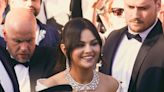 Selena Gomez causa tumulto ao deixar hotel rumo ao Festival de Cannes