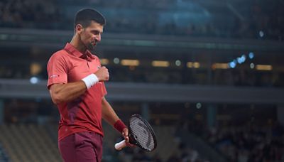 Djokovic conquista vitória incrível em Roland Garros e iguala Roger Federer