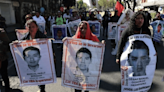 Caso Ayotzinapa: AMLO entrega primer reporte a padres de los desaparecidos de Ayotzinapa
