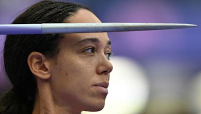 Katarina Johnson-Thompson faces daunting deficit in battle for heptathlon gold with 800m to go