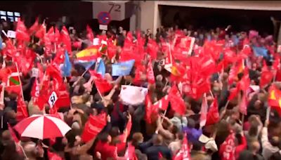 La militancia del PSOE insta a Pedro Sánchez a quedarse al ritmo de la canción viral de Raffaella Carrá, 'Quédate', 'Perra'...