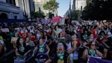 Cientos de mujeres vuelven a protestar en Brasil contra penar el aborto como un homicidio