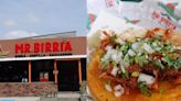 Delicioso taco de chicharrón con tortillas doradas de “Mr. Birria” en Tijuana recibe un 8.3