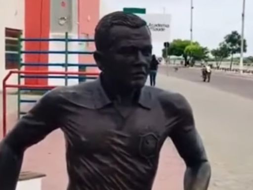 Retiran la estatua de Dani Alves en su ciudad natal