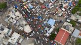 Vendedores y compradores llenan el mercado de Puerto Príncipe en medio de la basura