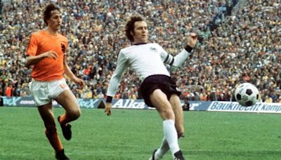 Beckenbauer y Cruyff, durante la final del Mundial de 1974. / Efe