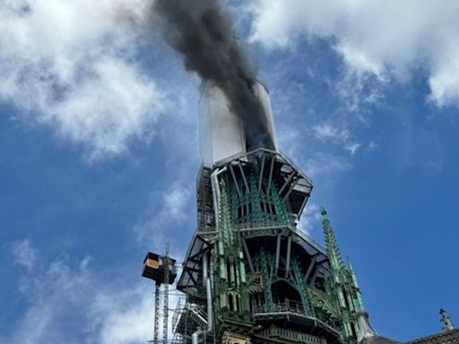 Francia: se desata un incendio en la famosa catedral de Rouen, pintada por Claude Monet en el siglo XIX