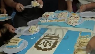 Argentine: Messi a partagé un énorme gâteau d’anniversaire avec des fans présents devant l’hôtel