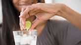 ¿Tomar agua con limón es malo? Grupo de personas que no deberían consumirla y por qué