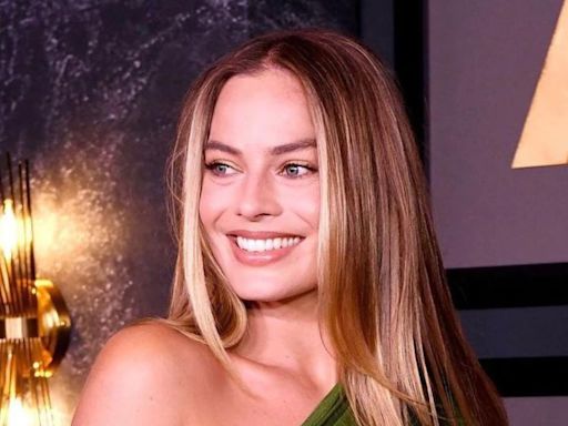 El gesto de Margot Robbie cuando notó que un fan que se le acercó a pedirle un autógrafo tenía problemas de audición