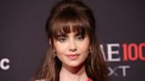Sucesso da Netflix "Emily em Paris" leva elenco para capital francesa em estreia global