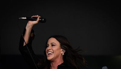 Setlist: Here's everything Alanis Morissette played at her Acrisure Arena concert