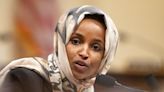 Universidad suspende a la hija de la representante demócrata Ilhan Omar por apoyar a Palestina - La Opinión