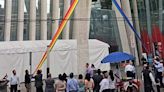 Rompen banderas LGBT en oficinas del Infonavit; "es un acto de barbarie", dice su director | El Universal