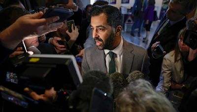 El ministro principal de Escocia, Humza Yousaf, dimite tras un año en el poder, sumiendo a su partido independentista en el caos