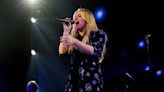 Kelly Clarkson Performs Touching Rendition of Katy Perry’s ‘Wade Awake’