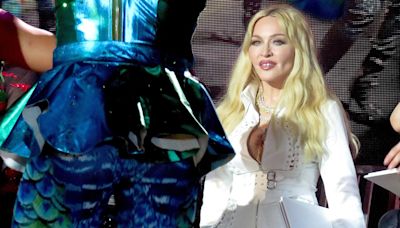 Madonna photographiée main dans la main avec un jeunot qui a 38 ans de moins qu'elle (elle a battu son record !)