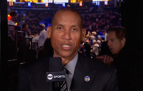 Ben Stiller Photobombs NBA Great Reggie Miller During TNT Interview At Knicks Game