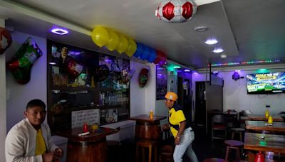 Banderas, globos y promociones prepararon locales de Quito para disfrutar del partido entre Ecuador y Argentina