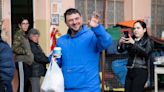 El tierno gesto de Juan Grabois con el youtuber echado a trompadas de la puerta del Congreso