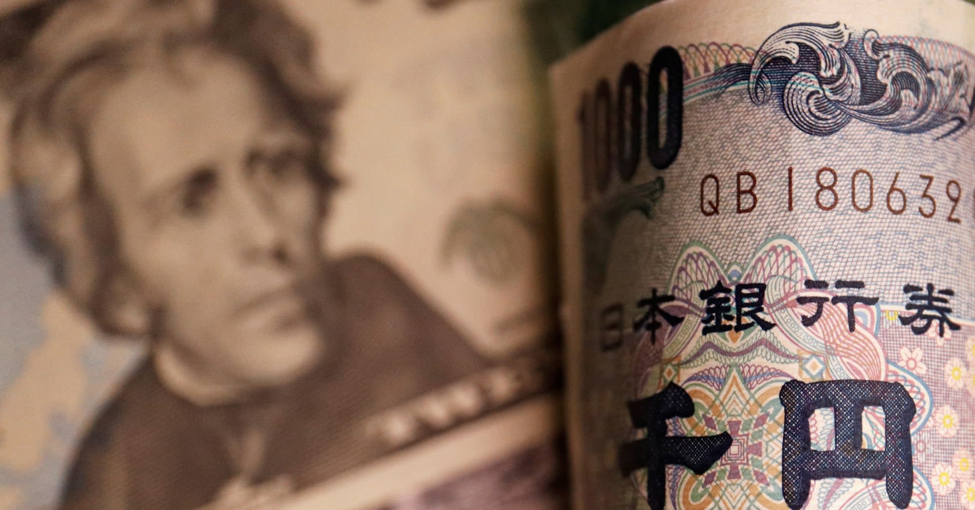 Yen gives up ground vs dollar following surge on suspected intervention